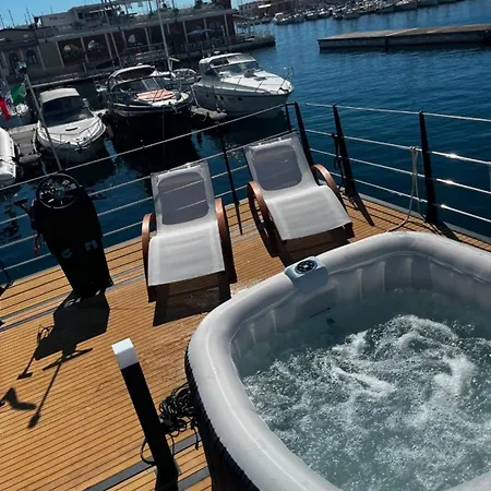 Jacuzzi & Relax On Greyhouseboat *