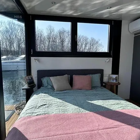 Úszó hotel Jacuzzi & Relax On Greyhouseboat Dormelletto