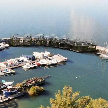 Jacuzzi & Relax On Greyhouseboat *