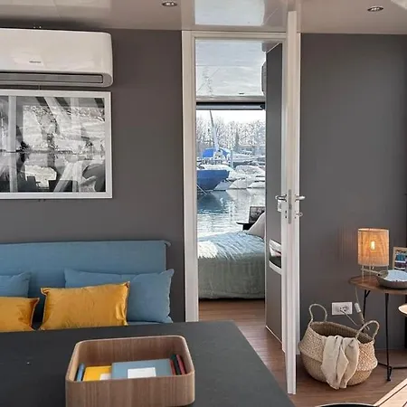 Úszó hotel Jacuzzi & Relax On Greyhouseboat *